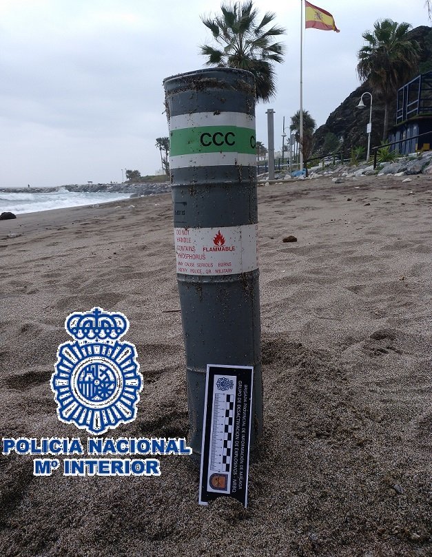 Los TEDAX detonan un artefacto de señalización naval hallado en una playa de Benalmádena - 20210304 foto artefacto Los TEDAX detonan un artefacto de señalización naval hallado en una playa de Benalmádena - 20210304 foto artefacto