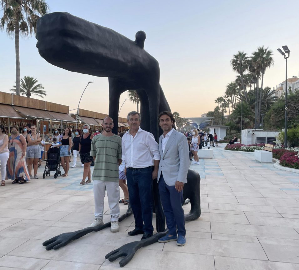 Estepona presenta su 'Perro' del Paseo Marítimo en el lugar más fotografiado de la ciudad - Captura de pantalla 2021 07 28 a las 11.49.18 Presentación de 'Perro I' en el Paseo Marítimo. / D.MACÍAS